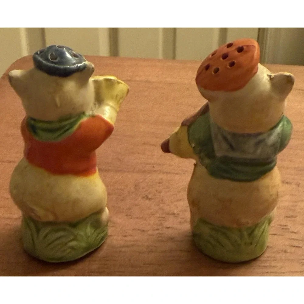 Vintage Three Little Pigs Playing Music Salt and Pepper Shakers Japan‎